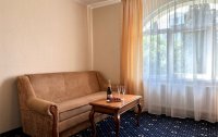 Номер Люкс 2-местный 2-комнатный (DBL, без балконом, двор) — фото «Империал 2011» отель