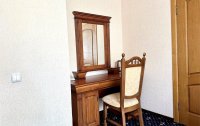 Номер Люкс 2-местный 2-комнатный (DBL, без балконом, двор) — фото «Империал 2011» отель