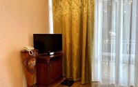 Номер Люкс 2-местный 2-комнатный (DBL, с балконом, двор) — фото «Империал 2011» отель