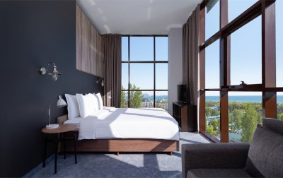 Номер Люкс 3-местный (с панорамными окнами и вид на море) — отель «Miracleon Beton Brut Ultra All Inclusive & SPA Anapa 4*» / «Мираклеон Бетон Брют Ультра Олл Инклюзив и СПА Анапа» отель