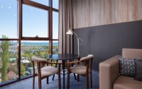 Номер Люкс 3-местный (с панорамными окнами и вид на море) — фото «Miracleon Beton Brut Ultra All Inclusive & SPA Anapa 4*» / «Мираклеон Бетон Брют Ультра Олл Инклюзив и СПА Анапа» отель